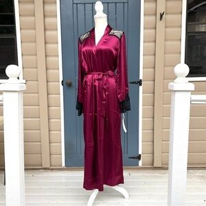 Linea Donatella Women's Enchante
Satin Lace-trim Robe Women’s Size L/XL
